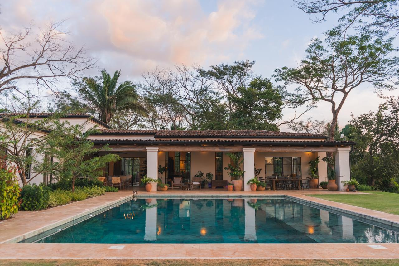 Casa Elle - Pool at dusk